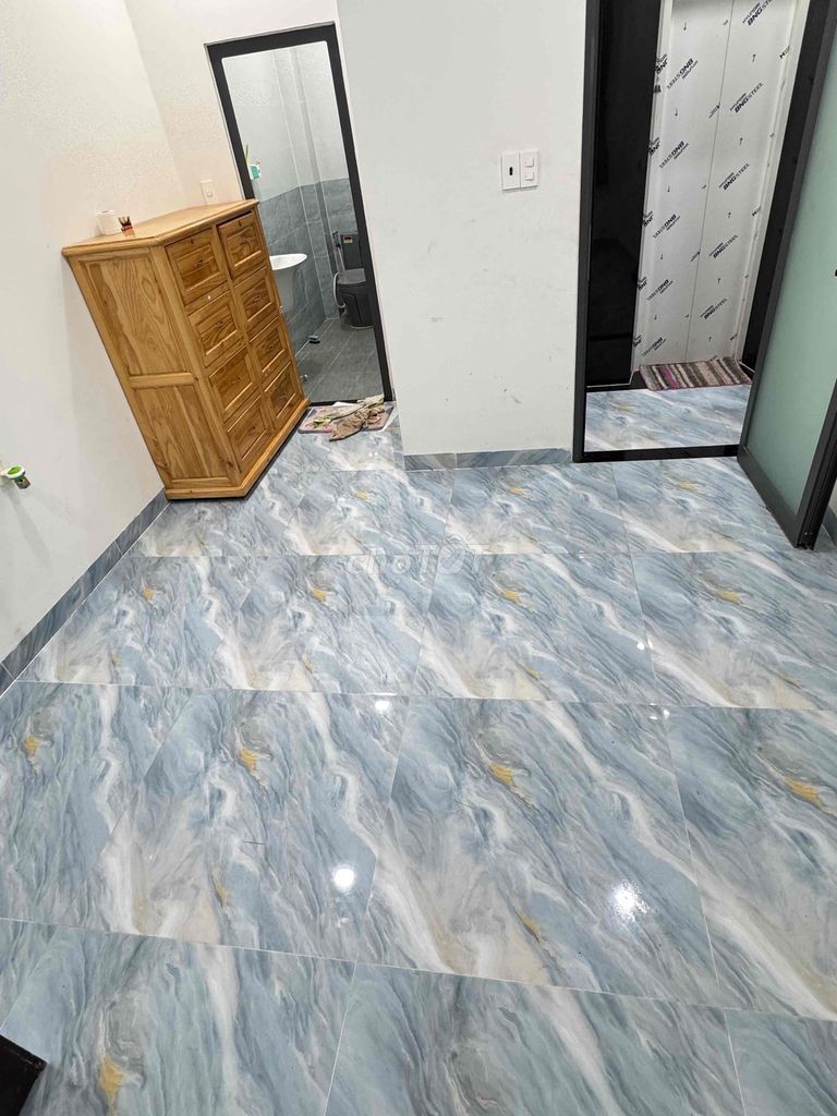 Комната с кондиционером и шкафом в Биньтан