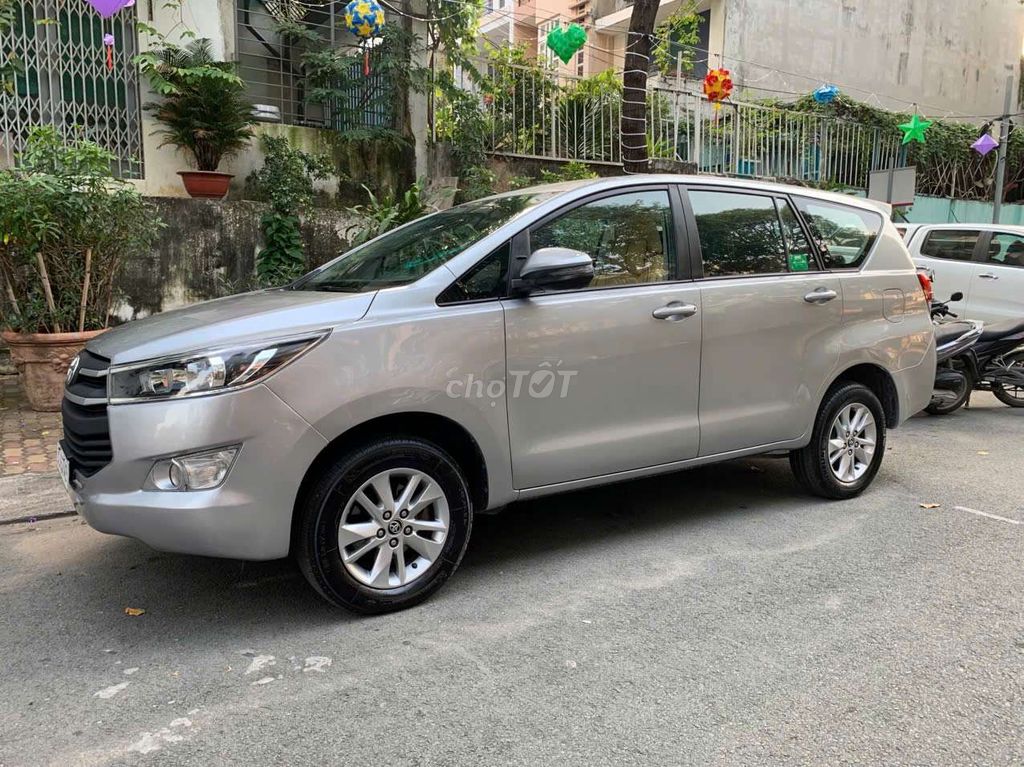 Gia đình bán xe Toyota Innova E SX 2019