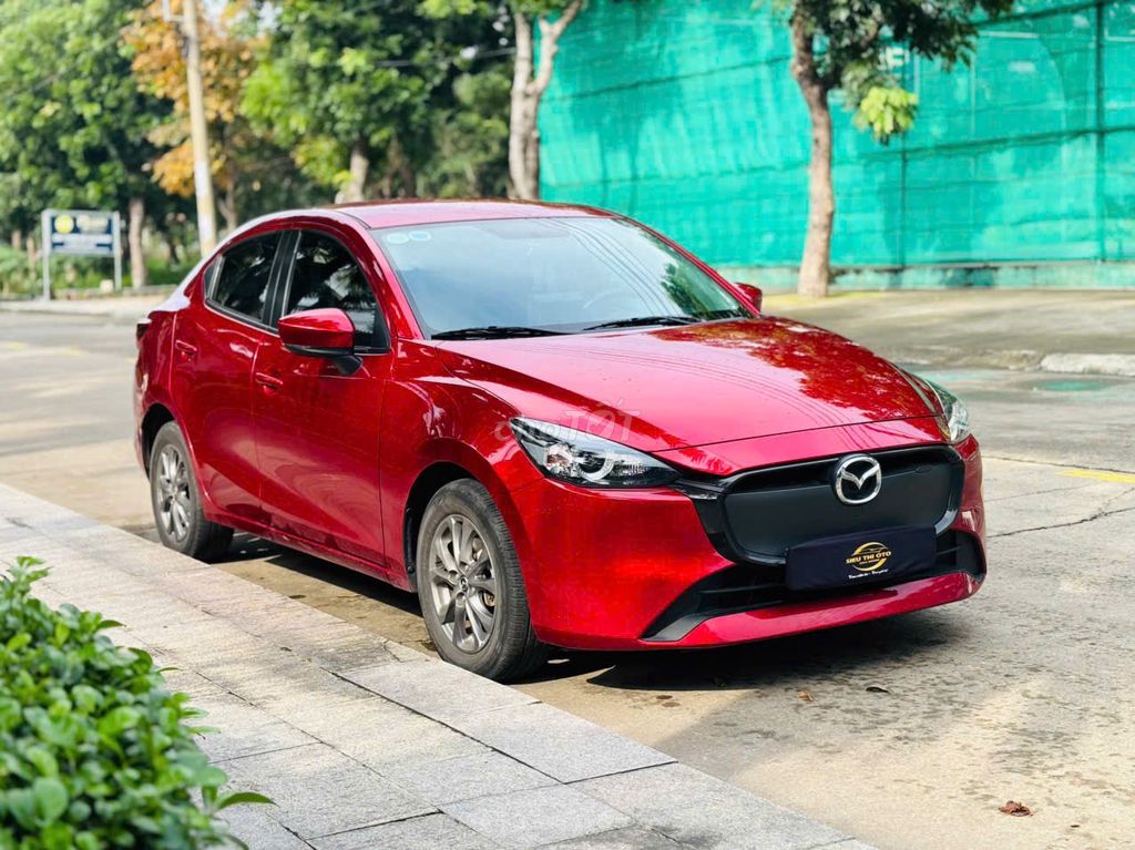Mazda 2, 5 мест, красный цвет