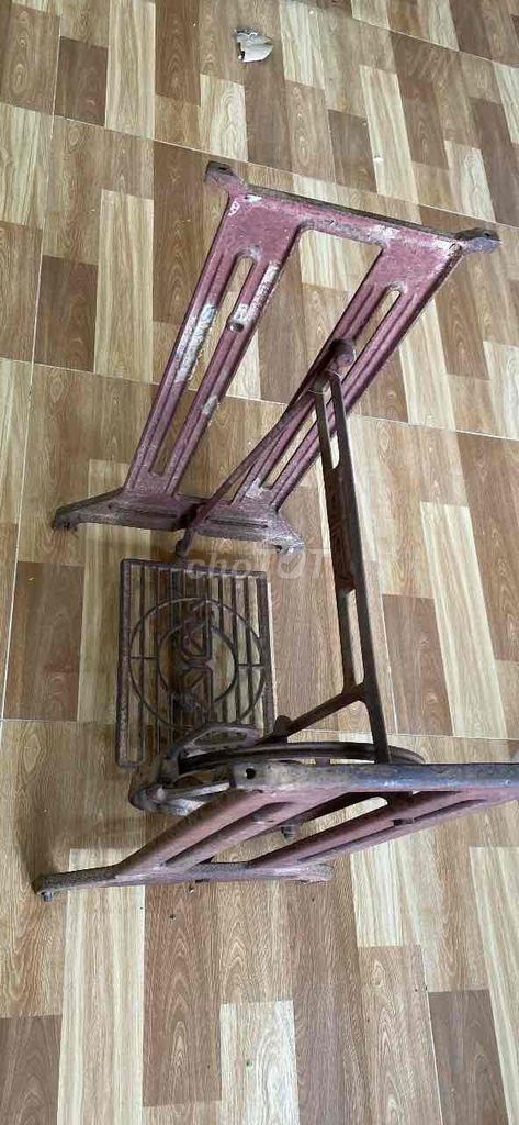 Chân máy may Kim loại Nâu đỏ Trang trí. Mua bán Đồ sưu tầm, đồ cổ tại Quận 7 Tp Hồ Chí Minh được đăng bởi Louis hình 1