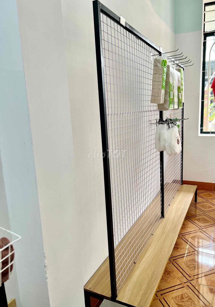Thanh lý kệ móc treo do cửa hàng dư. Mua bán Tủ, kệ gia đình tại Thành phố Nha Trang Khánh Hòa được đăng bởi Trâm Anh hình 1