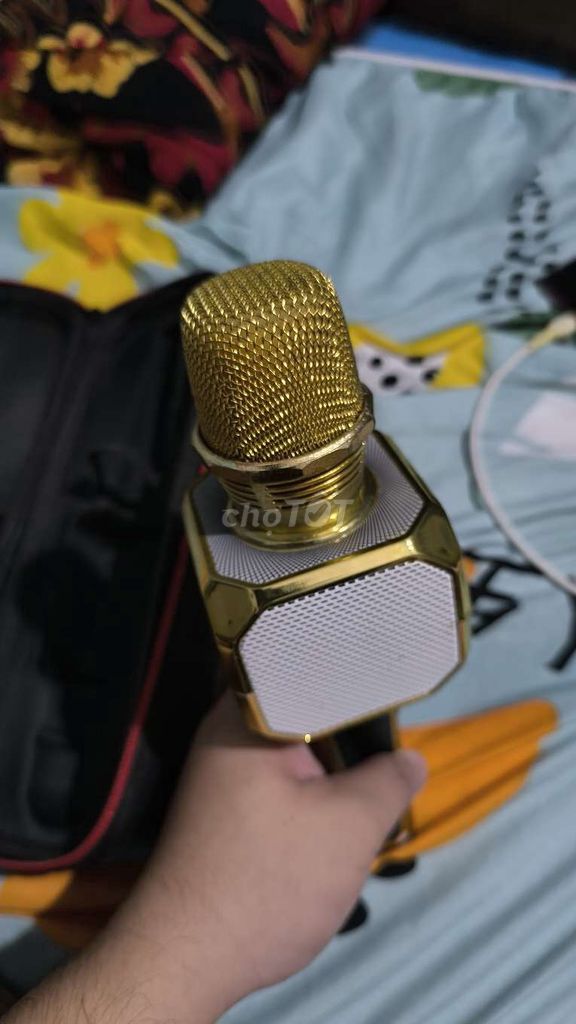 Microphone karaoke Bluetooth Vàng. Mua bán Tivi, Âm thanh tại Quận Hoàng Mai Hà Nội được đăng bởi Dũng Chu hình 1