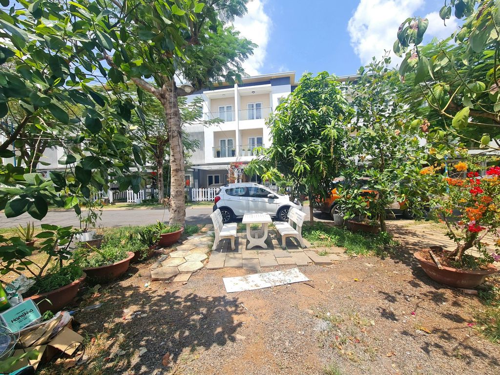 Bán gấp nhà phố vườn 7x23m2, hướng nam,90m2 sân vườn,sổ hồng, an ninh. Mua bán nhà ở tại Thành phố Thủ Đức Tp Hồ Chí Minh được đăng bởi Vòng Xuân Kim hình 2