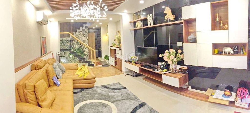 Bán nhà, ngay Sunrise city Quận 7, 5 tầng, 70m2, NT đẹp, HXH, 9.2 tỷ