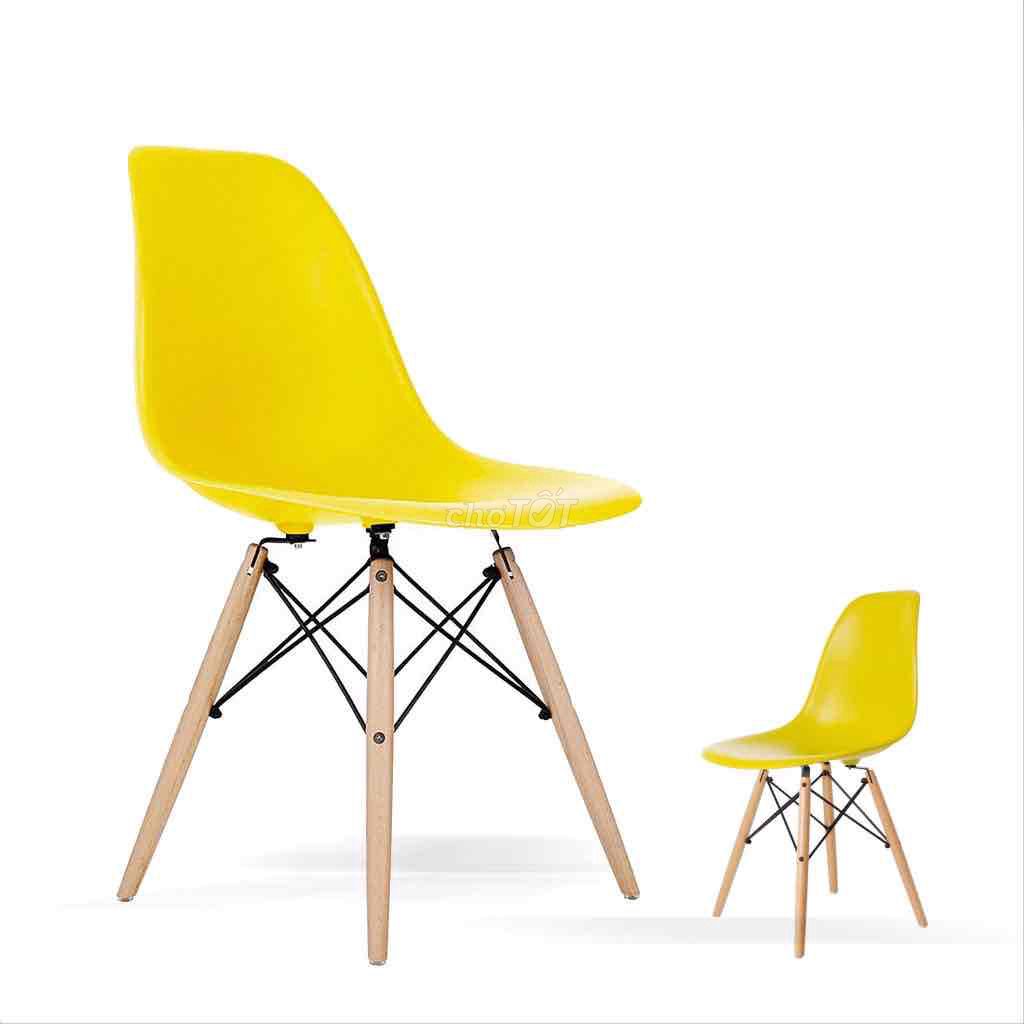 Thanh lý 2 ghế nhựa chân gỗ Eames màu vàng & trăng