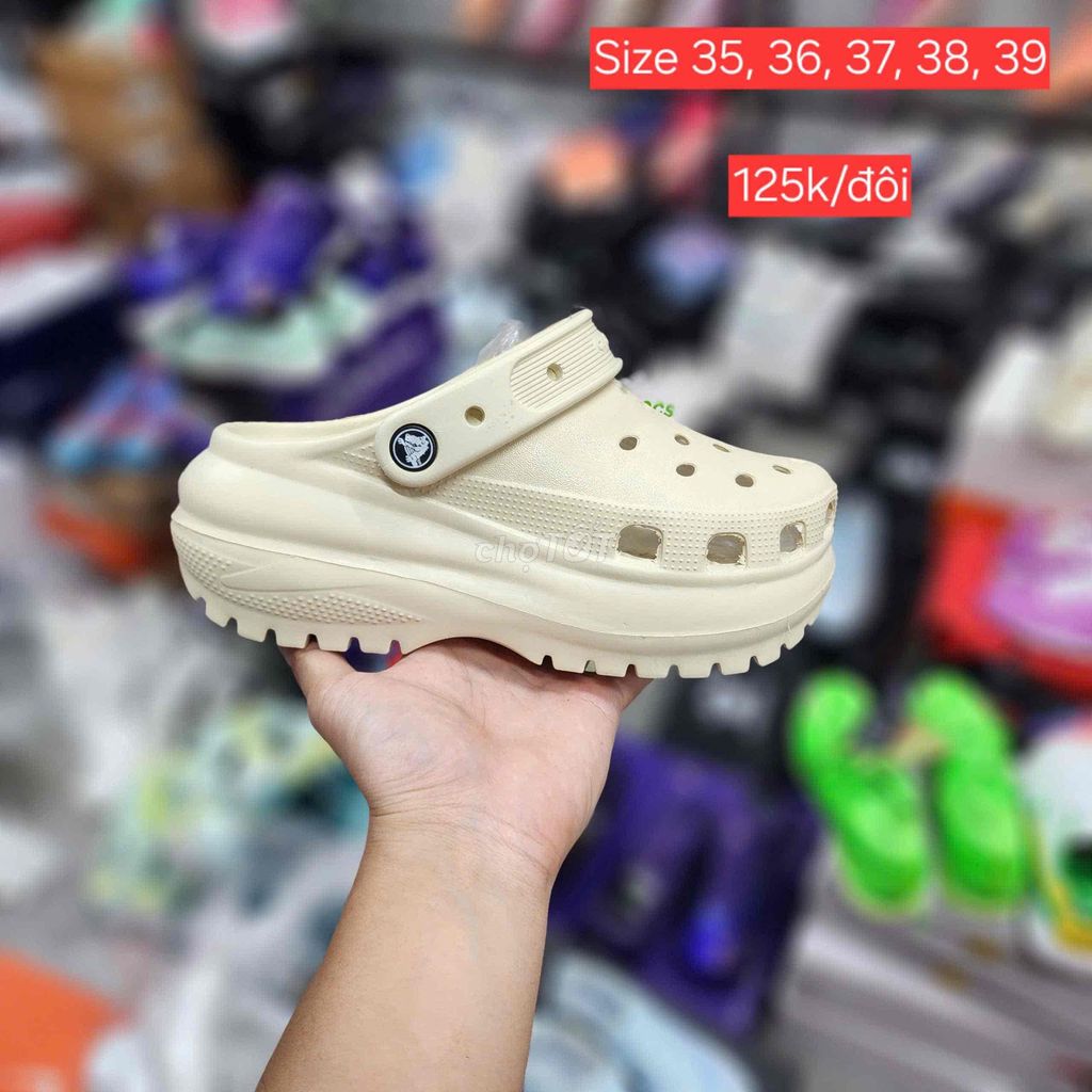 Dép Crocs Classic Mega Clog Kem 35-39. Mua bán Giày dép tại Quận Hoàng Mai Hà Nội được đăng bởi Vuagiay2hand hình 1