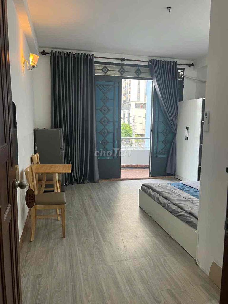 phòng sát toà nhà Viettel có cửa sổ và ban cong thoáng mát khu  Hà đô