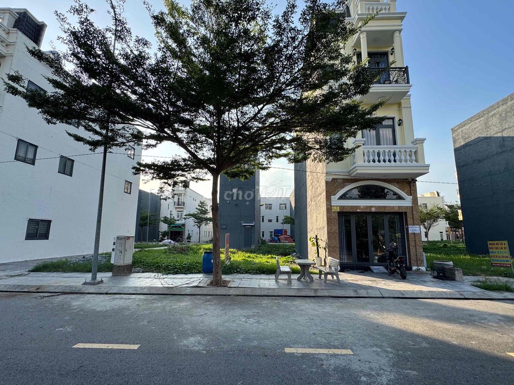 Đất đối diện công viên Icon Central. ngay chợ thông dụng. Dĩ An. DT743