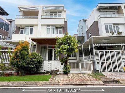 Аренда · 4 комн. · 133 м² · Quận 7, ул. Bùi Văn Ba