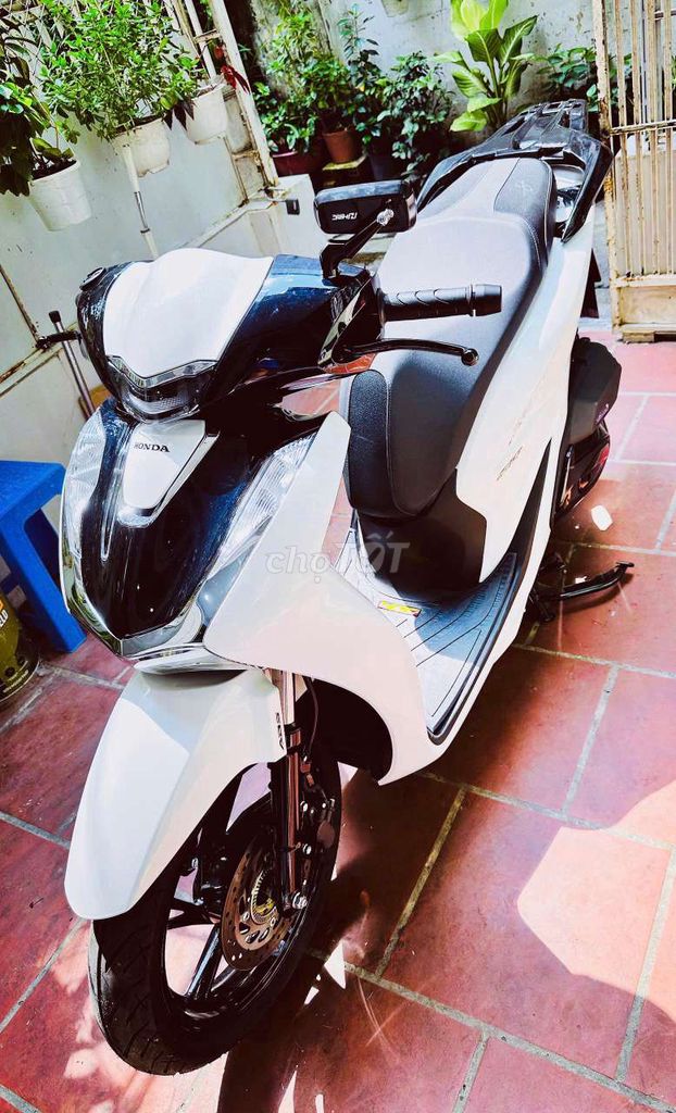 Honda SH160i 2024 белый 4079 км
