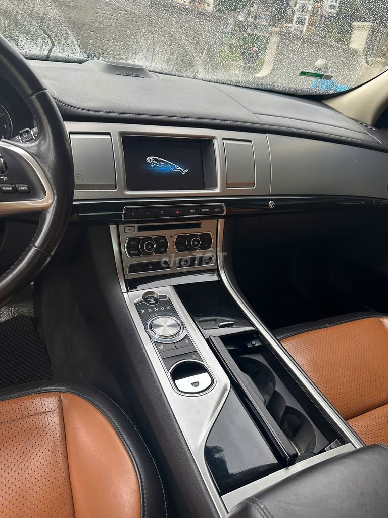Ягуар XF 2.0 с турбонаддувом мощностью 240 л.с. 2014 г., белый