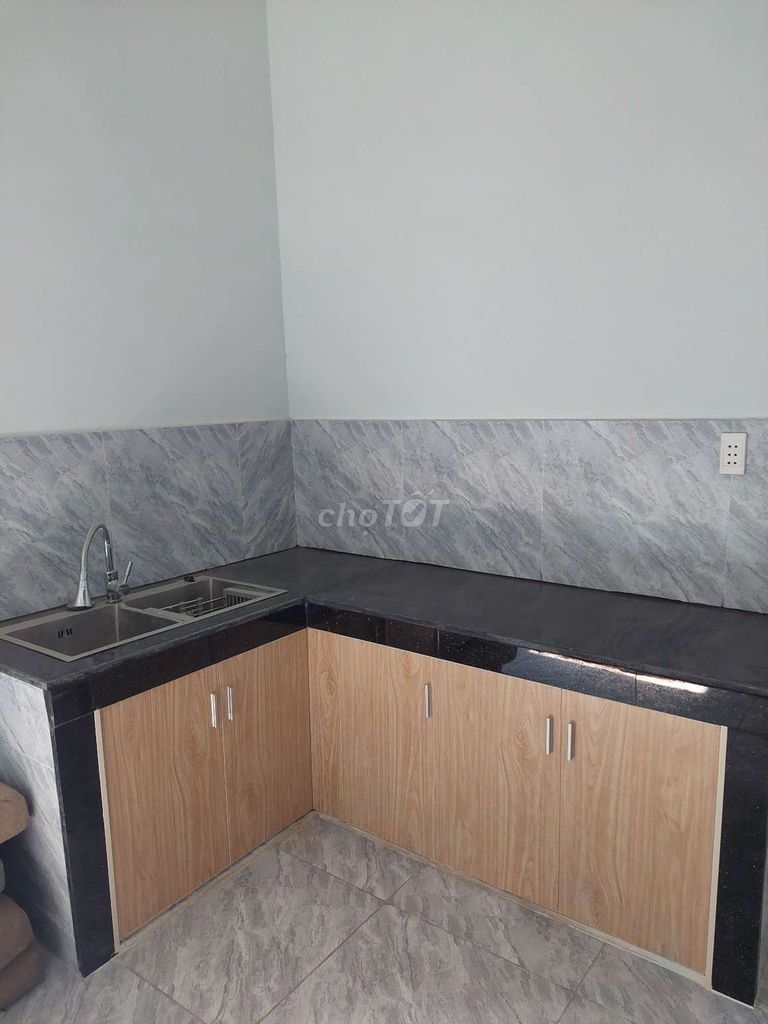 Bán nhà 2 tầng ngay ngã 3 cây sung