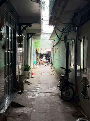 nhà chính chủ cần bán . sát hẻm xe hơi