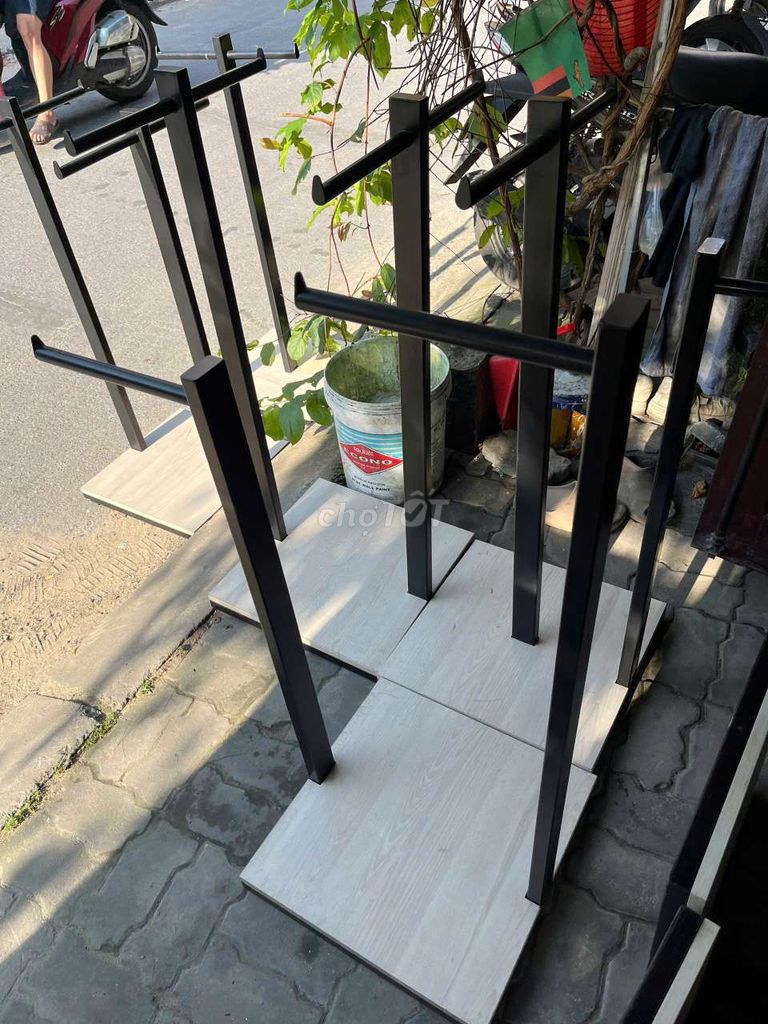 Kệ treo quần áo gỗ kim loại. Mua bán Tủ, kệ gia đình tại Quận Ngũ Hành Sơn Đà Nẵng được đăng bởi Cô Trương hình 1