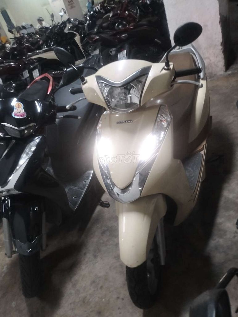 Красный скутер Honda Lead 2015