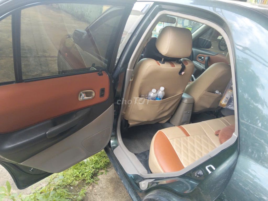 Автомобиль Mazda 323, 2002 год, б/у