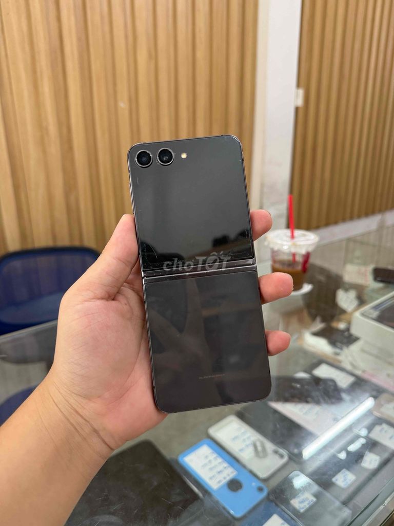 Samsung Galaxy Z Flip5 512GB Đen Like New. Mua bán Điện thoại tại Quận Đống Đa Hà Nội được đăng bởi Hoàng quân store hình 1