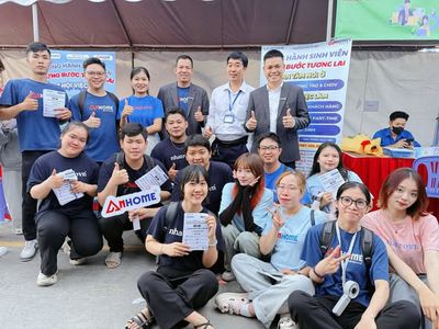NHÂN VIÊN DẪN KHÁCH XEM PHÒNG