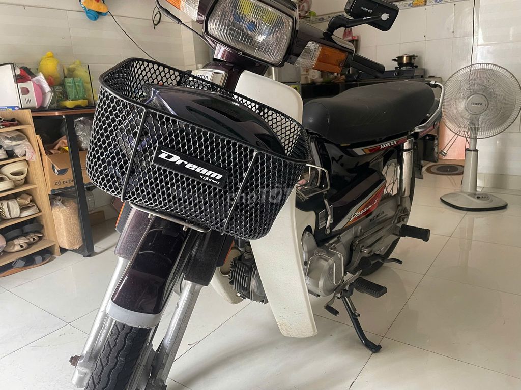 Honda Dream II коричневые, белые номера автомобилей
