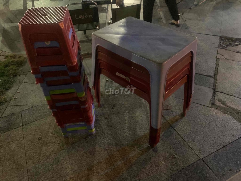 Bàn ghế nhựa Đỏ, Trắng. Mua bán Bàn ghế tại Quận Hải Châu Đà Nẵng được đăng bởi hoang hình 1