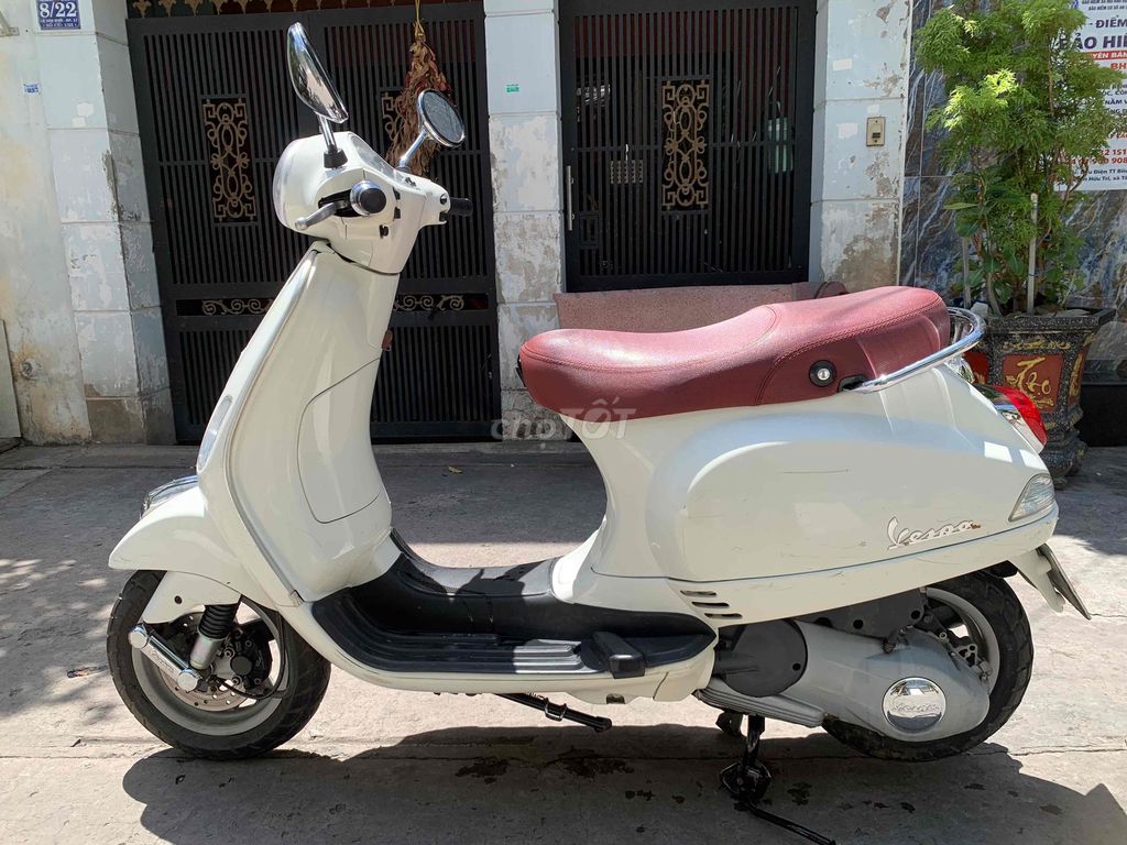Белый Piaggio Vespa LX 125 3vie Fi 2013, номера Хошимина