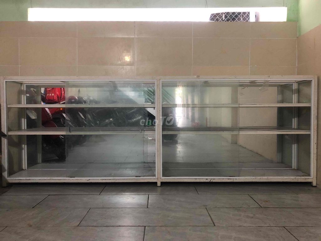 Tủ trưng bày Sắt Kính Trắng. Mua bán Tủ, kệ gia đình tại Quận Hải Châu Đà Nẵng được đăng bởi Kim Lan hình 1
