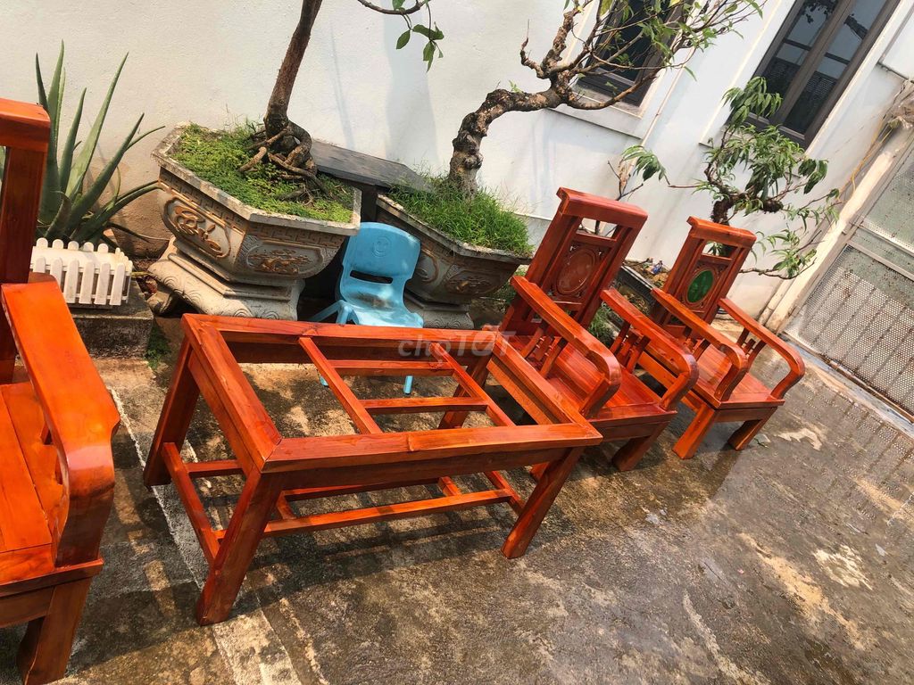 Bộ bàn ghế gỗ đơn giản. Mua bán Bàn ghế tại Huyện Quốc Oai Hà Nội được đăng bởi vui vẻ mỗi ngày hình 1