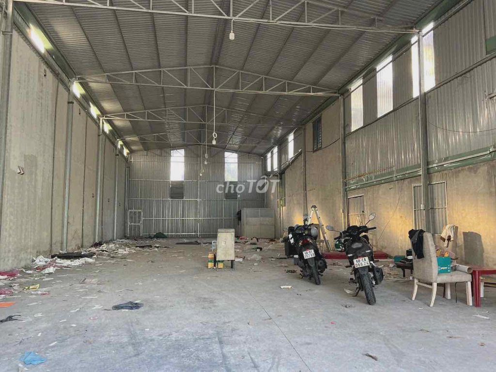 Cho thuê 350m2 xưởng Tân Phước Khánh cao ráo có điện 3 pha