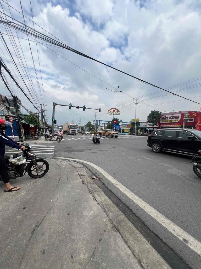 Mặt tiền Khánh Bình 15 diện tích lớn phù hợp mở văn phòng ,phòng trọ. Mua bán văn phòng, mặt bằng kinh doanh tại Thị xã Tân Uyên Bình Dương được đăng bởi Quangdai hình 2