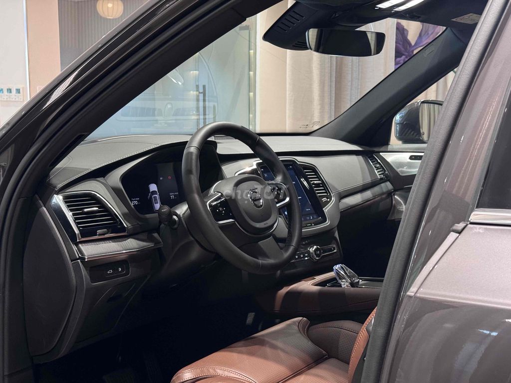 Volvo XC90 Гибридный 7-местный гибрид, серый - пятно