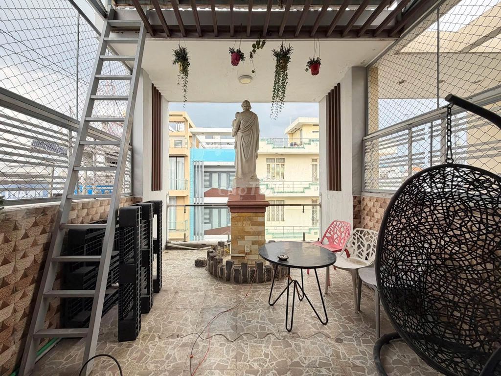 Пластиковый дом в переулке для автомобилей, Бинь Тхань, 92 м², Нхухау, 4 этажа, 13,5 миллиарда