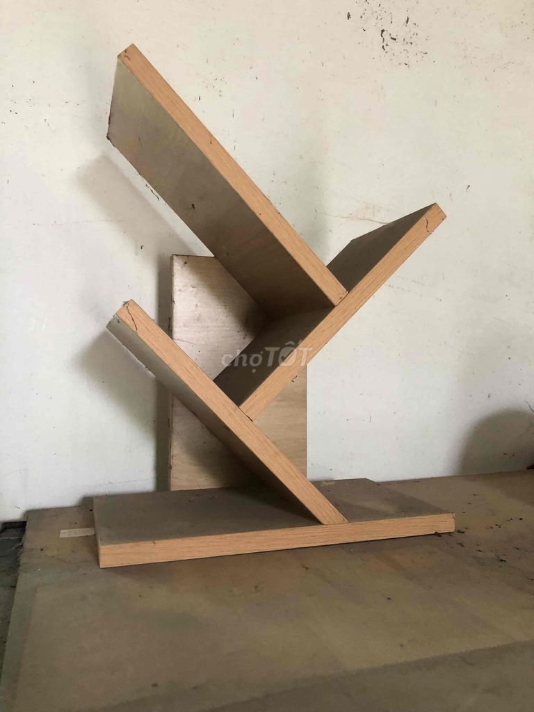 Kệ sách gỗ màu nâu nhạt hiện đại. Mua bán Tủ, kệ gia đình tại Huyện Yên Mô Ninh Bình được đăng bởi Trung Kiên hình 1
