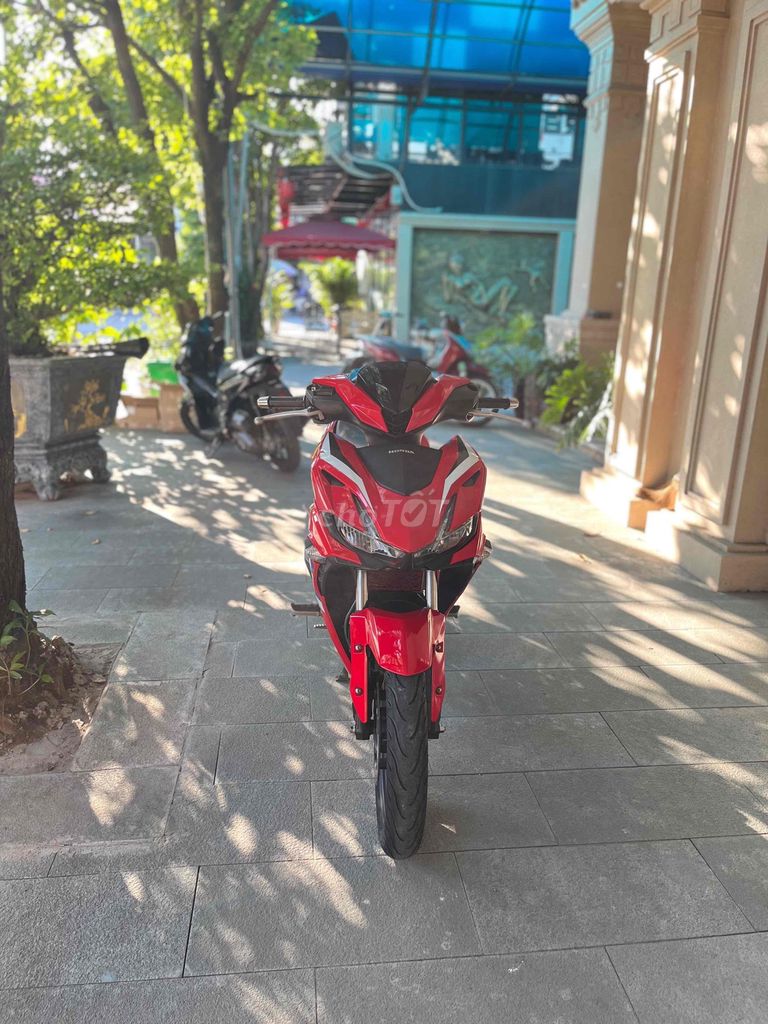 Красная ручная тележка Honda Winner V3