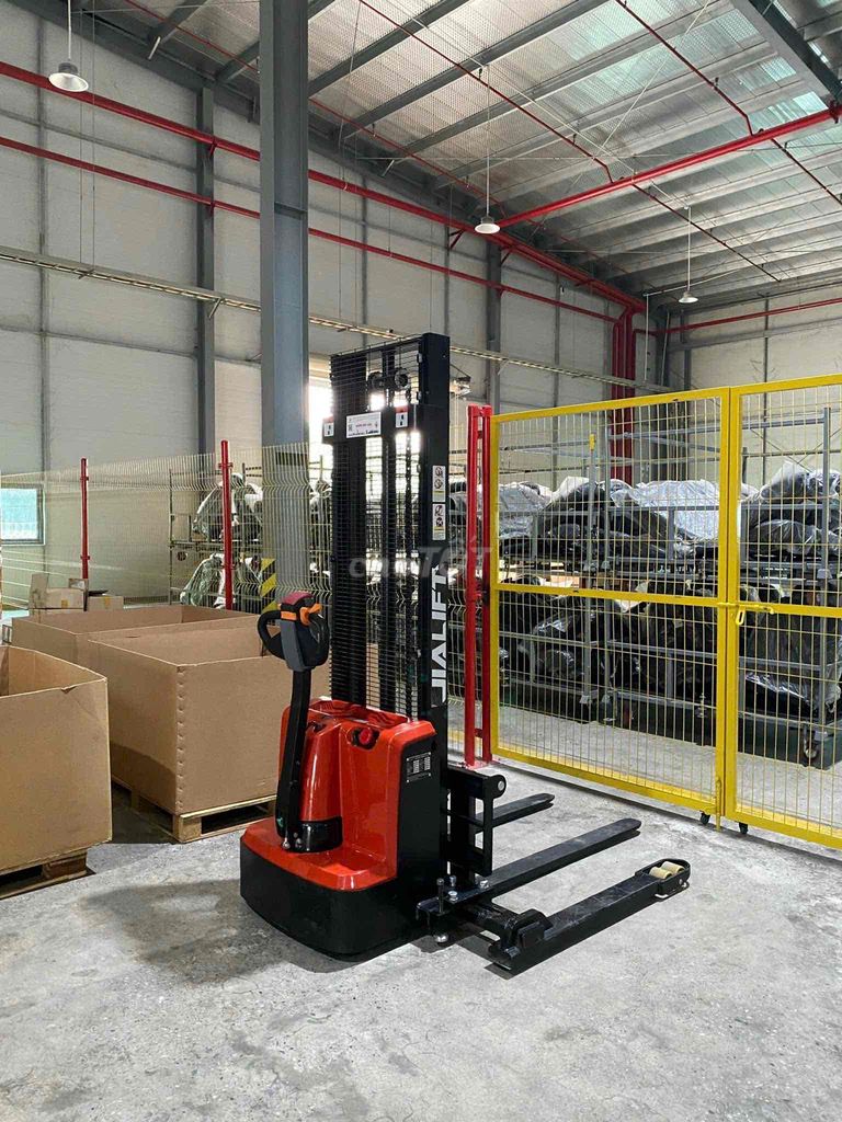 xe nâng điện stacker