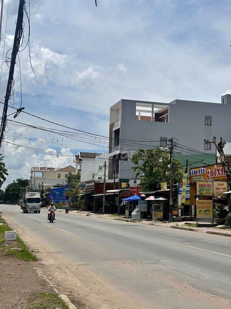 BÁN NHÀ 3 TẦNG VÀ SÂN VƯỜN 900m2 - ĐƯỜNG LÊ HỒNG PHONG - GIÁ 20 TỶ