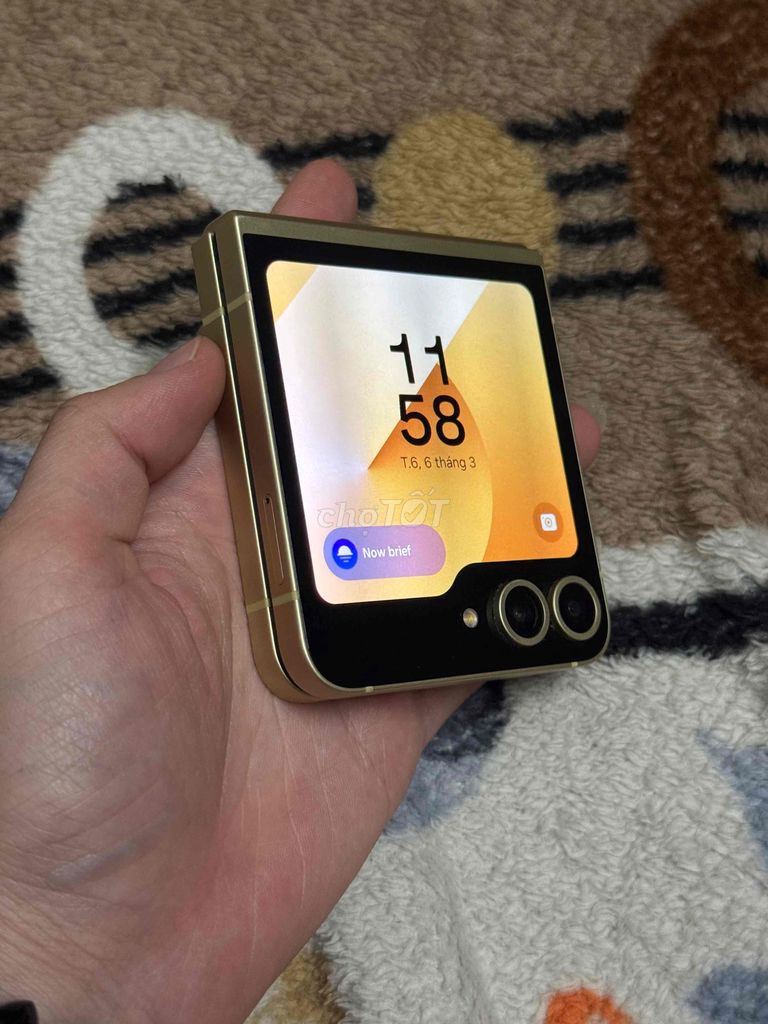 Samsung Zflip6 12GB/256GB Vàng. Mua bán Điện thoại tại Quận Thanh Xuân Hà Nội được đăng bởi linh tran hình 1