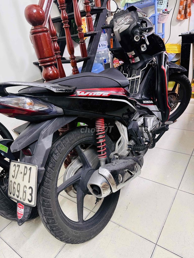 Honda Wave tay ga, màu đen đỏ