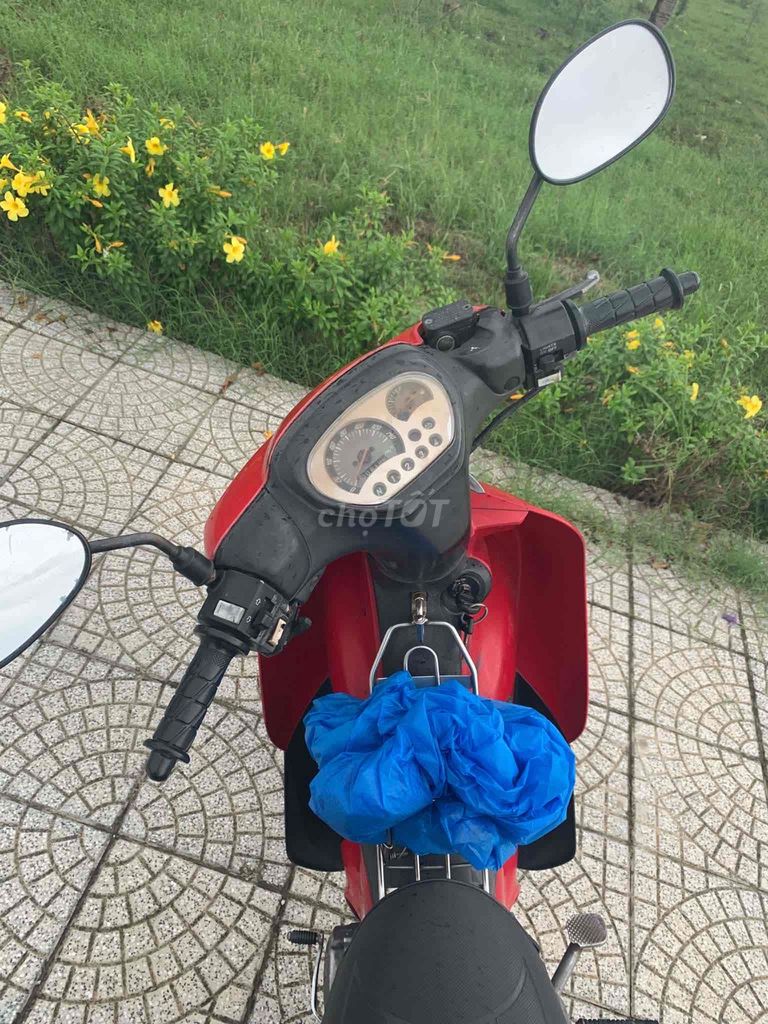 Красный скутер Yamaha Юпитер R