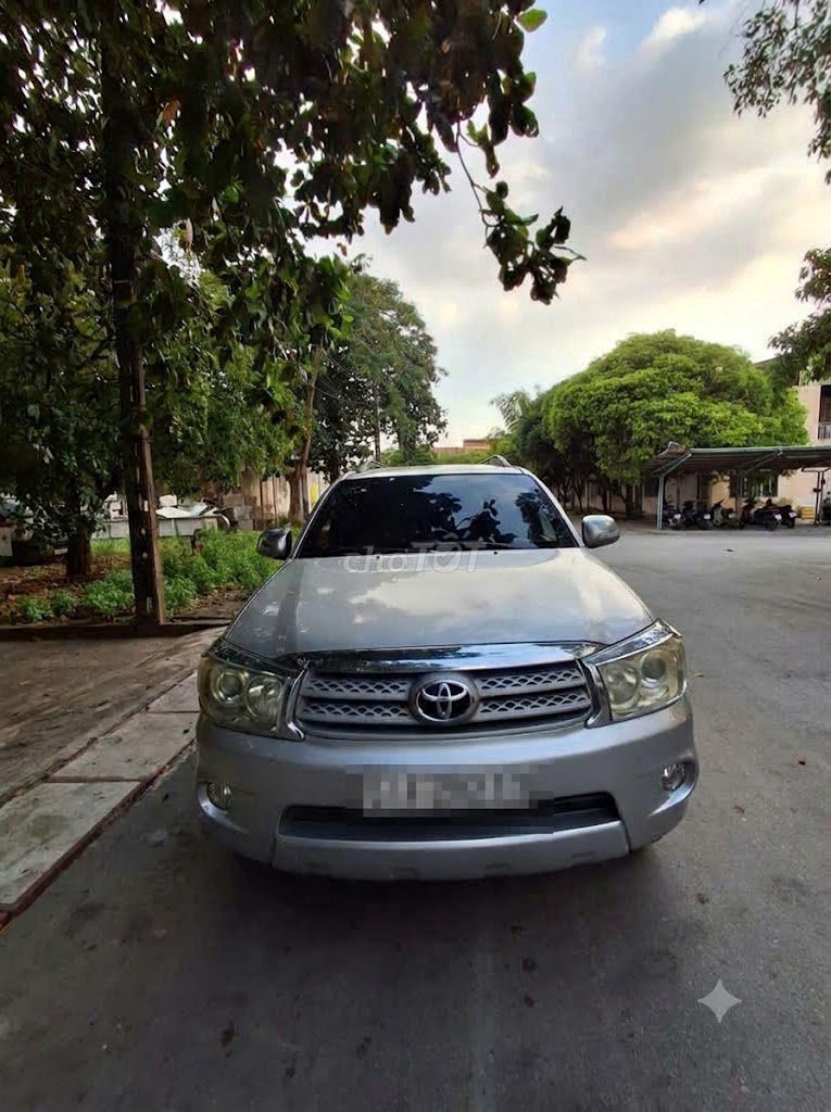Toyota Fortuner 2.7G 2010 Бензин Автомат Серебристый