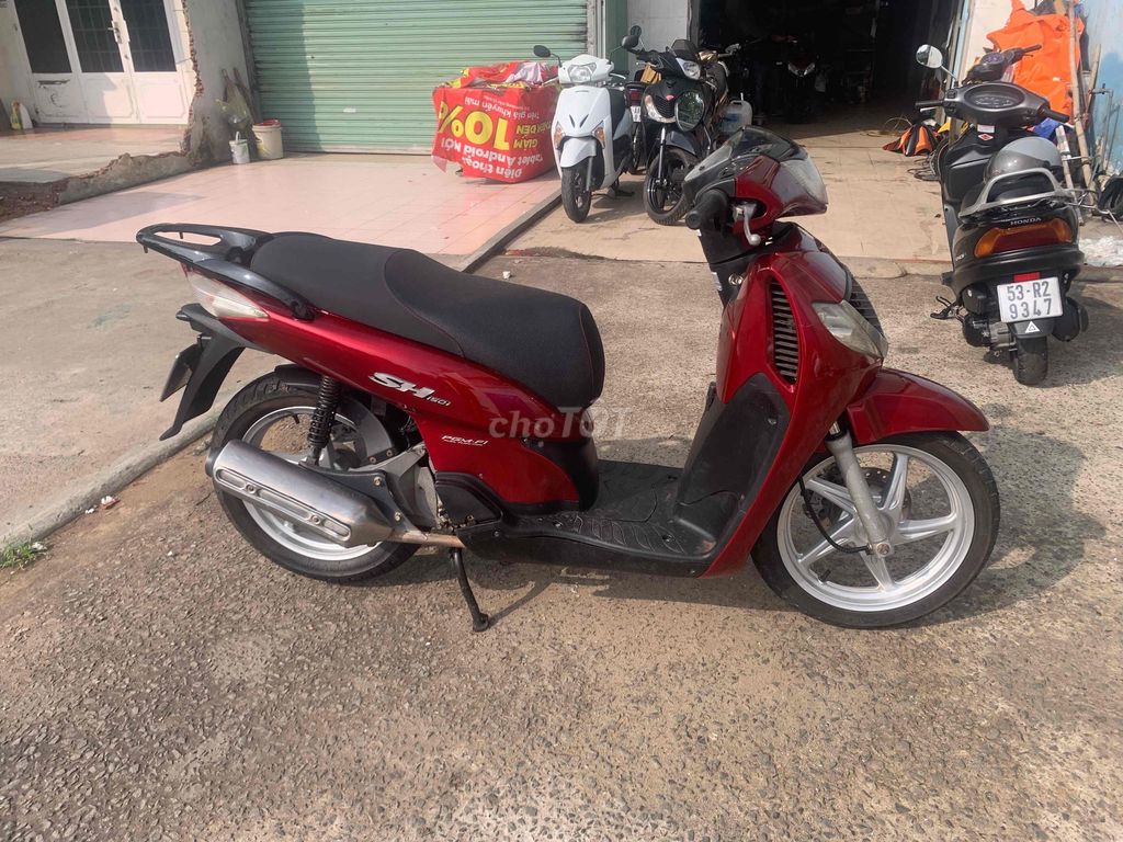 Красный скутер Honda @ с облицовкой под SH 150i, 2008 год