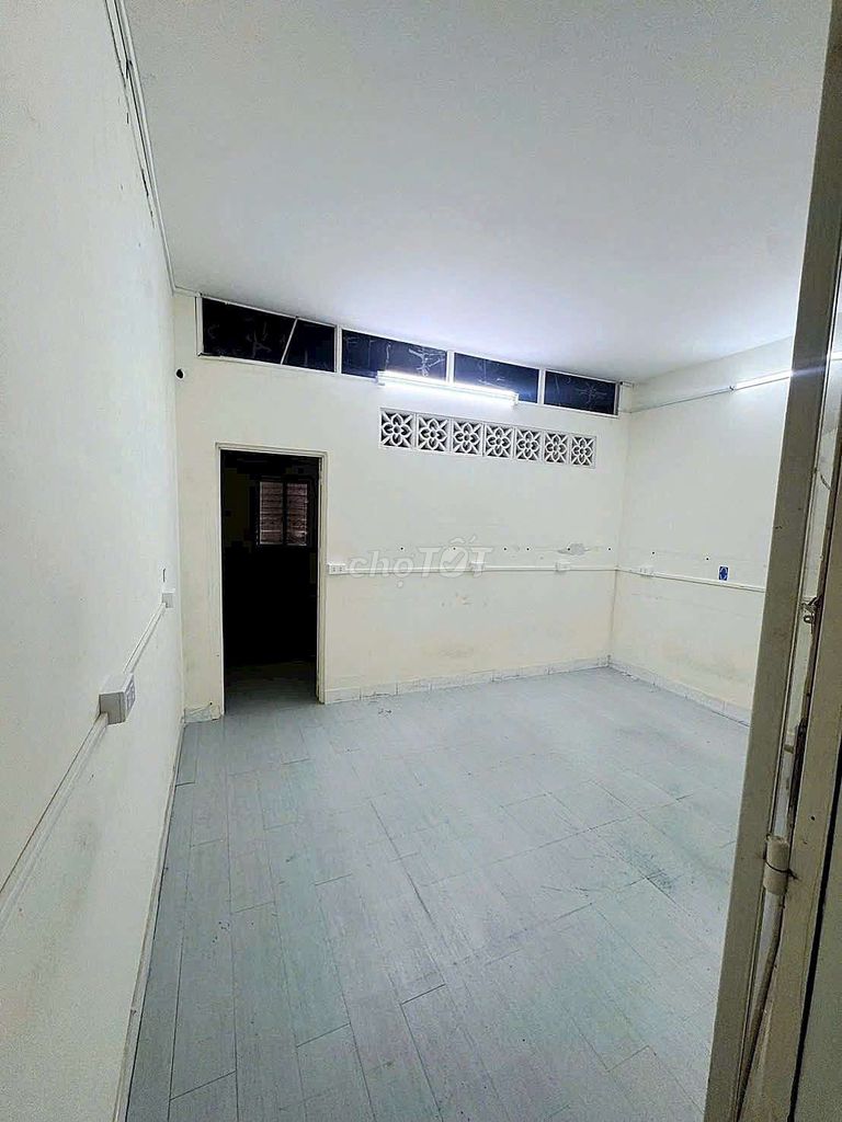 Thoại Ngọc Hầu. Tân Phú ( 3pn, 2wc). Hẻm xe hơi. Dtsd 152m2