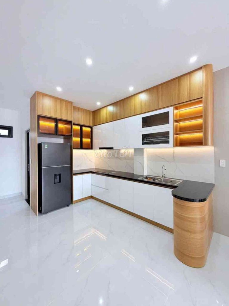 Дом 3 этажа, Хюинь Нгок Хюэ, просторный проход, 56м²