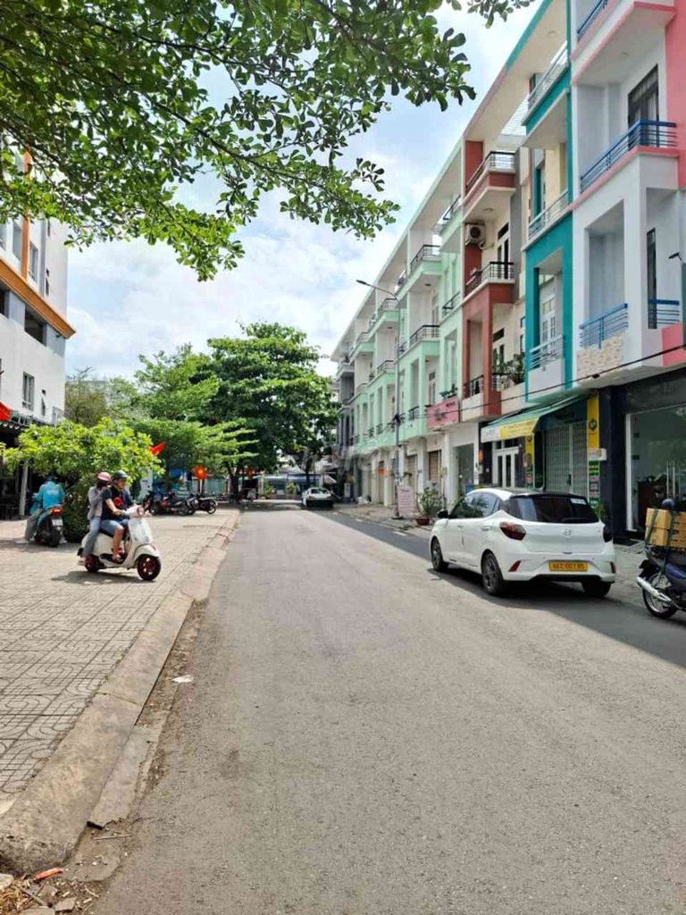 Nhà 65 m2,  MT 4 tầng , KDC Bông Sao giá nhỉnh 11 tỷ thương lượng.