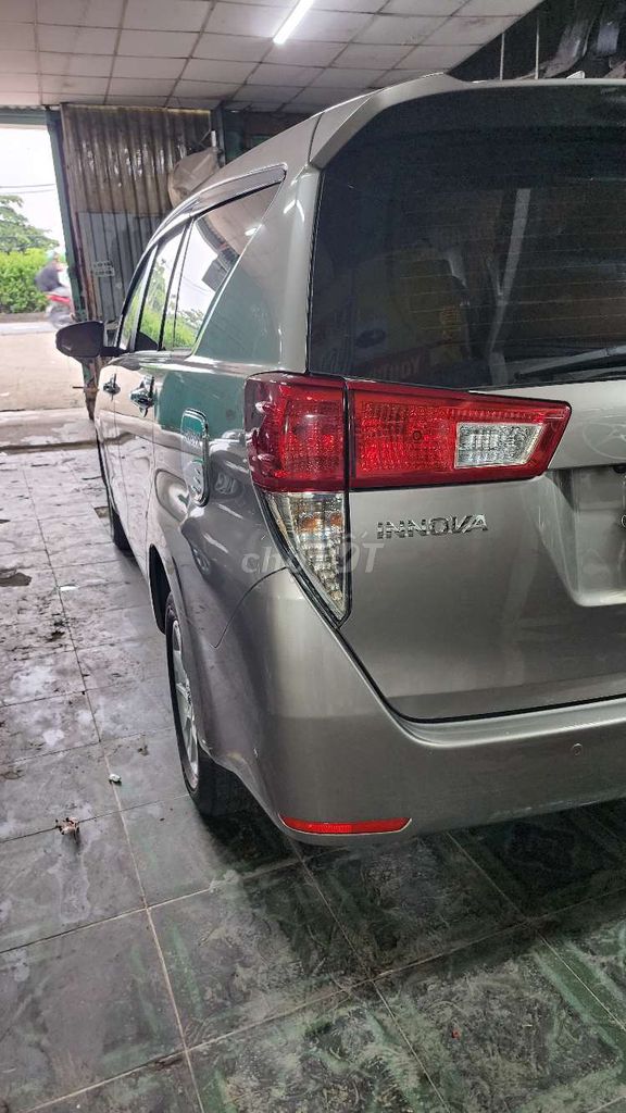 Toyota Innova 2.0E 2017 Số sàn Bạc 76.000 km