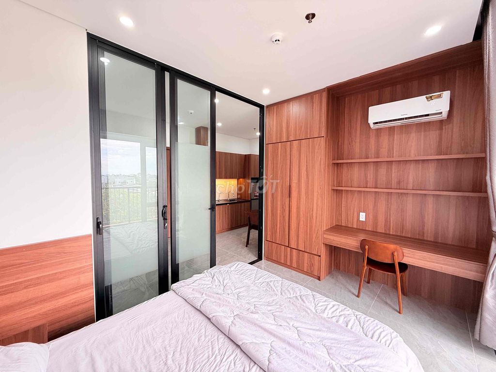 Современная абсолютно новая 1-комнатная квартира с просторным балконом
