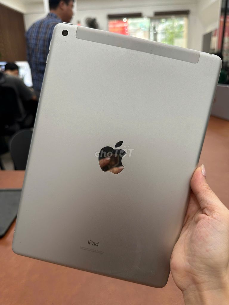 Ipad Gen 8 bản 4G + 32Gb màu Bạc đẹp 99%