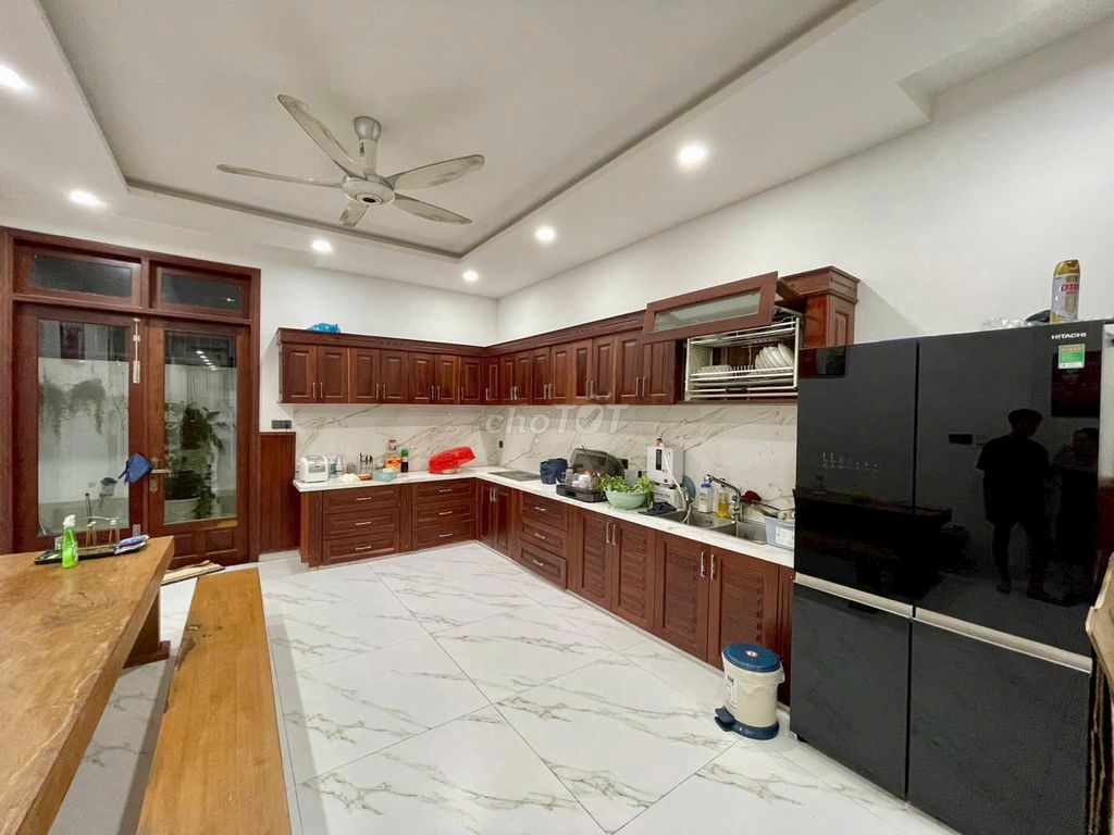 CHO THUÊ NHÀ Ở KINH DOANH CÓ THANG MÁY 4 PHÒNG NGỦ FULL NỘI THẤT KHU