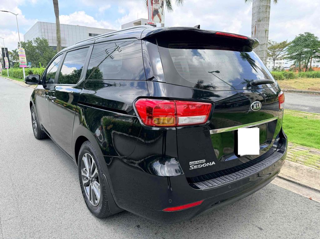 KIA Sedona 2.2L DAT 2016 Черная Автомат В отличном состоянии