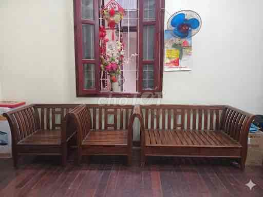 Bộ bàn ghế gỗ thật, kiểu dáng thanh lịch. Mua bán Bàn ghế tại Quận Hoàn Kiếm Hà Nội được đăng bởi Lina hình 1