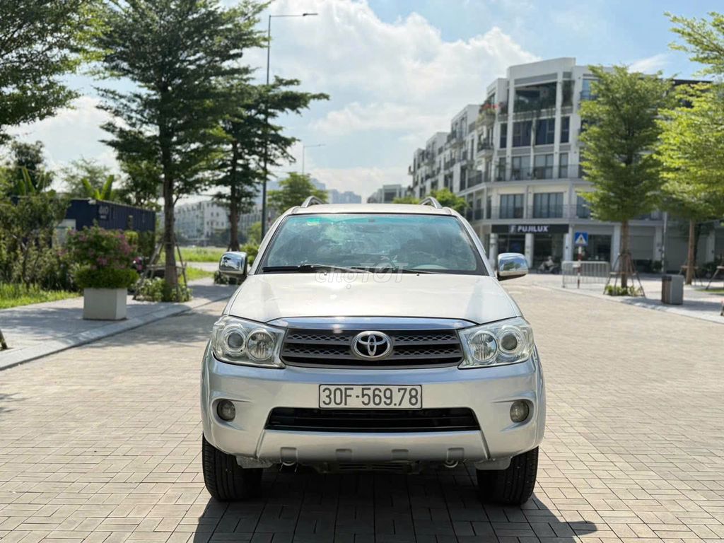 Toyota Fortuner 2010 Автомат Серебристый
